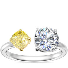Anillo de compromiso de dos piedras con Diamante de talla cojín de color amarillo fantasía en platino(1/2 qt. total) 
